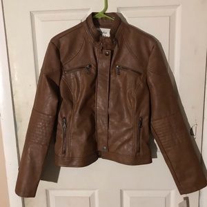 Brown leather jacket, with pockets + zippers